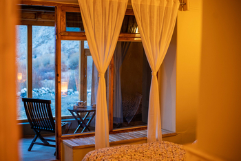 Shan at Uley: Vorhänge