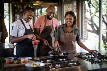 Singita Lebombo Lodge: Kochkurs an einer modernen Edelstahlküche