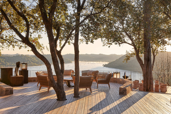 Singita Pamushana Lodge: Deck in der Nachmittagssonne