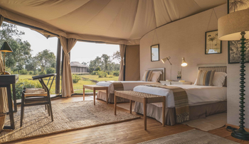 The River Camp: Canvas Schlafzimmer mit Twin-Betten und gestreiften Kissen