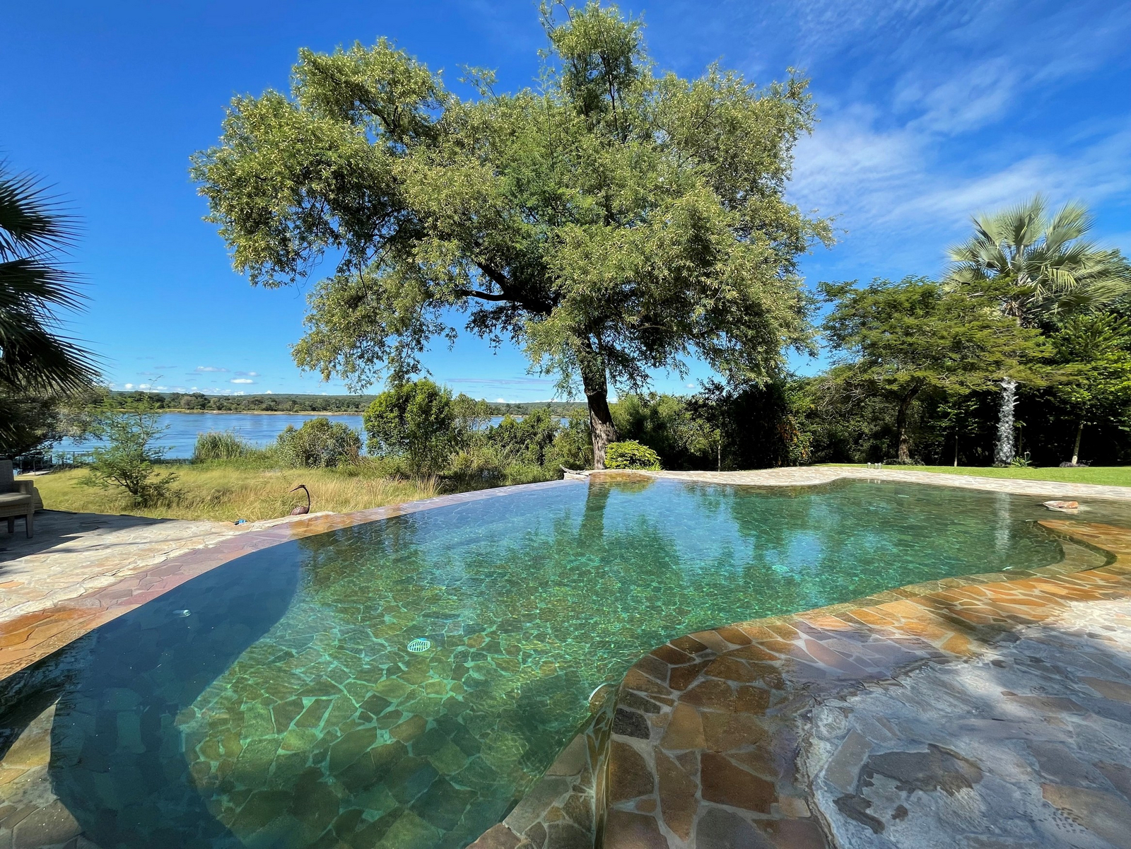 The River Farmhouse The River Farmhouse: Klares Wasser im Pool