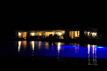 The River Farmhouse The River Farmhouse: Nacht auf dem Gelände