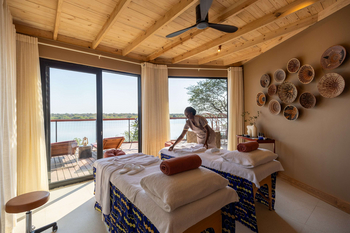 Anantara Tented Camp Kafue River: Therapeutin richtet Massagebetten mit Flussblick