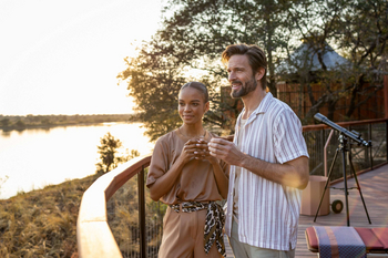 Anantara Tented Camp Kafue River: Zwei Gäste mit Kaffee und Teleskop auf Deck