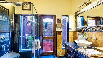 Bamboo Forest Safari Lodge: Villa - Dusche und Waschtisch