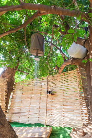 Chula Island Camp Chula Island Camp: Bucket Shower mit Sichtschutz