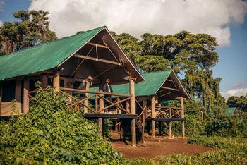 Crater Forest Tented Camp: Gast genießt die Aussicht im Grünen