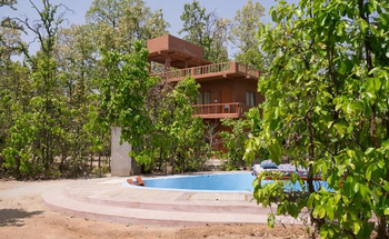 Emerald Tiger Retreat: Hauptgebäude mit Swimming Pool