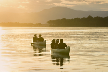 Lolebezi Safari Lodge: 2 Kanus