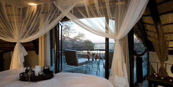 Okaukuejo Camp Okaukuejo Camp: Blick Richtung Wasserloch