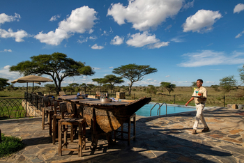 Serengeti Sametu Camp: Sitzbereich am Pool