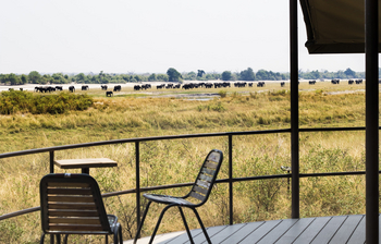 Serondela Lodge: Holzdeck mit Tisch und Safari-Stühlen