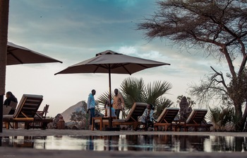 Soroi Larsens Tented Camp: Liegestühle am Pool