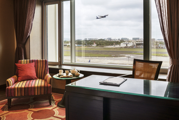 Taj Santacruz, Mumbai: Taj Club Room Runway View