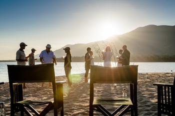 Baines River Camp: Sundowner auf einer Sandbank