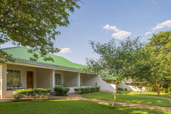 Batonka Guest Lodge: Pool View Room