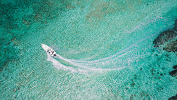 Cosmoledo Eco Camp: Motorboot