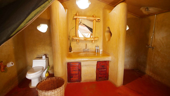 Ikoma Tented Camp: Badezimmer mit rustikalem Holzspiegel und Dusche