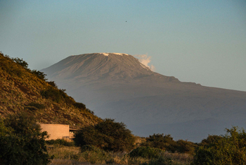 Kitirua Plains Lodge Kitirua Plains Lodge: Morgensonne auf dem Kilimanjaro