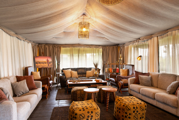 Lemala Ngorongoro Tented Camp: Sofas in der Lounge