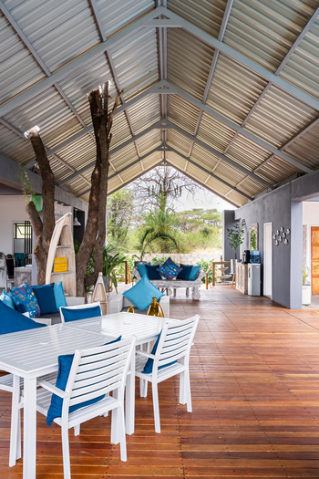 Lenyebi River Lodge: Tisch im Restaurant