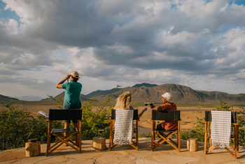 Mkomazi Wilderness Retreat: Gäste genießen Sundowner im goldenen Abendlicht