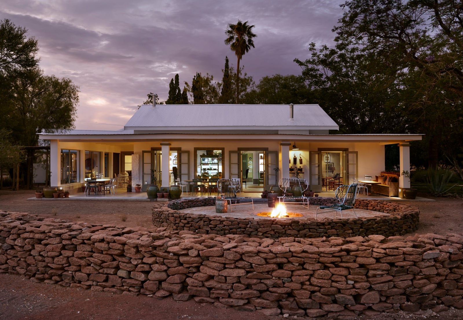 Nooishof Nooishof: Hauptgebäude am Abend