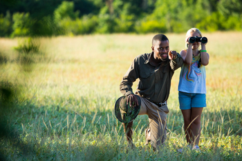 Okavango Explorers Camp Okavango Explorers Camp: Guide mit jungem Gast
