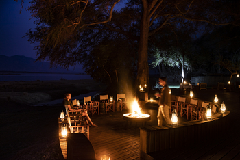 Ruckomechi Camp: Feuerstelle bei Nacht