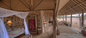 Saruni Rhino Camp: Wohnbereich und überdachte Terasse Banda 3