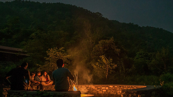 Vanghat: Lagerfeuer im Wald