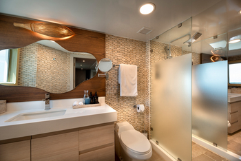 andBeyond Galapagos Explorer: Badezimmer mit geformtem Spiegel und gewebter Leuchte