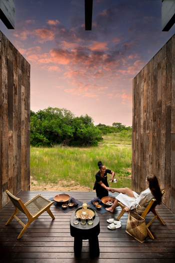 andBeyond Phinda Forest Lodge: Fußbehandlung auf Holzdeck im Abendlicht