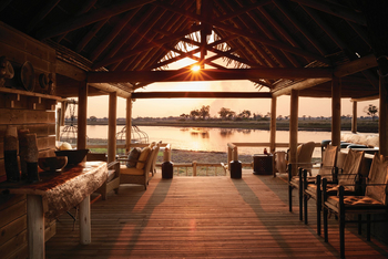 Belmond Eagle Island Lodge: Blick durch die Lounge