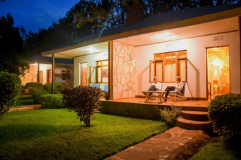 Country-Lodge: Steinveranda unter Laternen