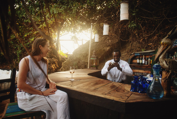 Greystoke Mahale: Frau an der Bar