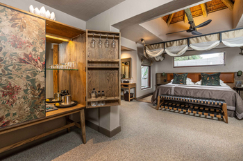 Sabi Sabi Bush Lodge: Geräumiges Schlafzimmer mit Holzmöbeln