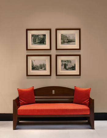 The Oberoi Mumbai: Sofa am Aufzug