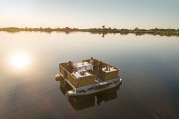 Xugana Island Lodge: Schwimmendes Deck auf dem Fluss
