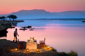 Zambezi Expeditions: Dinner direkt am Wasser mit Beleuchtung