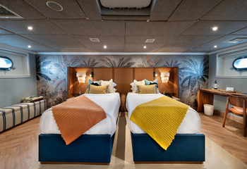 andBeyond Galapagos Explorer: Kabine mit Zwillingsbetten und Bullaugen