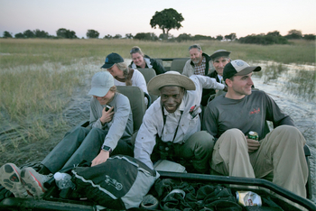 Bushman Plains Camp: Geländefahrzeug in sehr tiefem Wasser