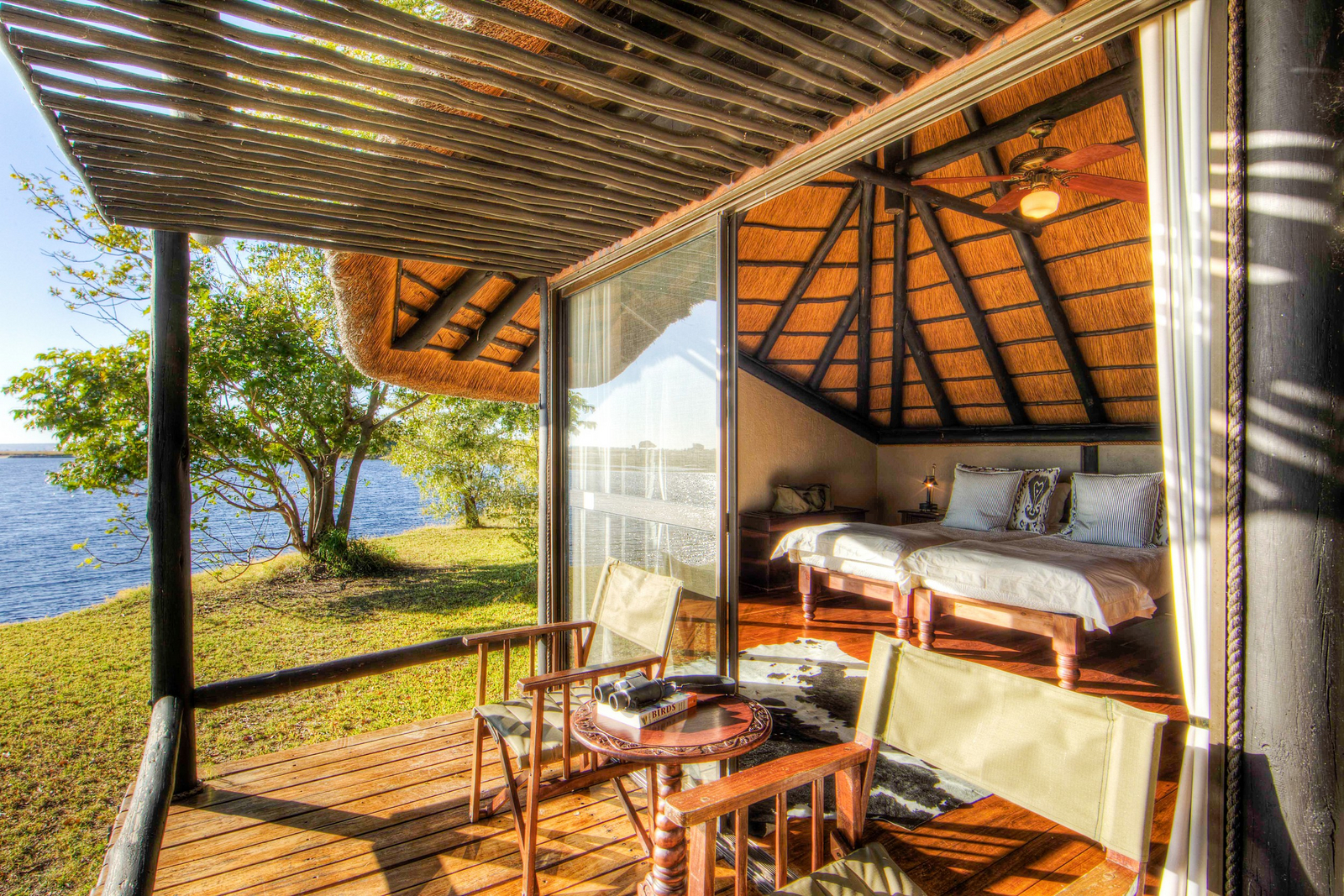 Chobe Savanna Lodge Chobe Savanna Lodge: Gästezimmer mit Glasschiebetür