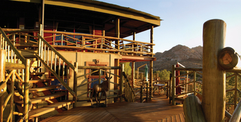 Desert Horse Inn: Treppen am Hauptgebäude