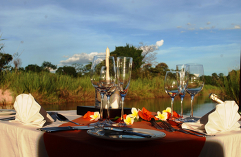 Divava Okavango Lodge and Spa: Dining an den Popa Falls