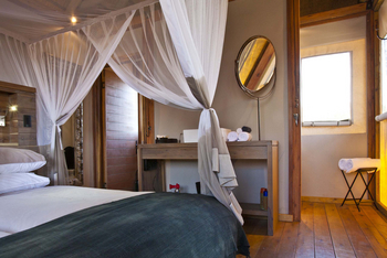 Dolomite Camp: Eingang zum Bad