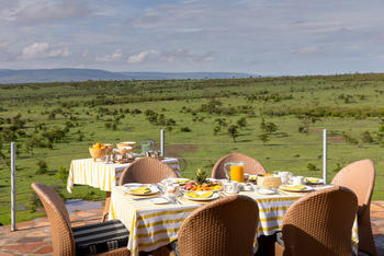 Hemingways Ol Seki Mara: Essbereich mit Ausblick