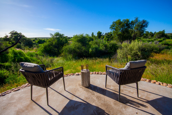 Naankuse Lodge: Sessel auf der Terrasse