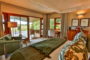 Savanna Lodge: Schlafzimmer mit Blattkissen und grüner Decke