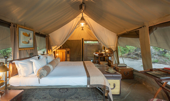 Selinda Explorers Camp Selinda Explorers Camp: Beleuchtetes Gästezelt